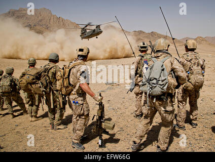 US-Spezialeinheit Kommandos bieten Sicherheit, wie afghanische nationale Armee-Commandos aus der 3. Commando Kandak aus einer CH-47 Chinook-Hubschrauber während einer Clearing-Operation 12. August 2012 in Shah Wali Kot District, Provinz Kandahar, Afghanistan entlasten. Stockfoto