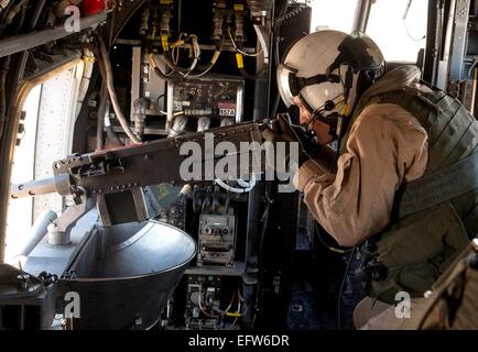 Eine US-Marine Tür-Schütze mans eine Kaliber.50 Maschinengewehr montiert auf einem CH-46E Hubschrauber während einer integrierten Übung 17. Juni 2013 im Marine Corps Base Twentynine Palms, Kalifornien. Stockfoto