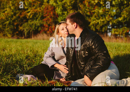 schöne junge Paar im park Stockfoto