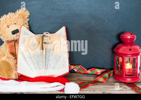 alte Bären, Vintage altes Buch und rote Lampe Stockfoto