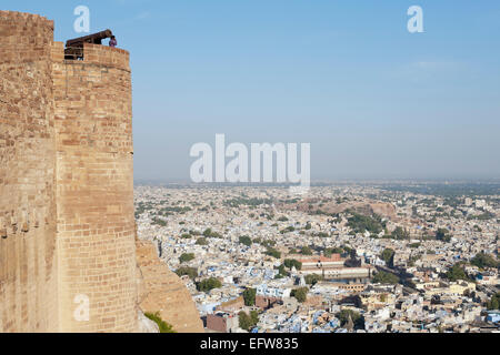 Jodhpur, Rajasthan, Indien. Blick auf die Stadt über die Mauern des Mehrangarh Fort Stockfoto