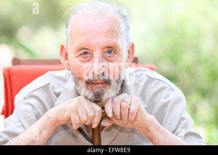 glücklich Senior mit grauem Star in Augen Stockfoto