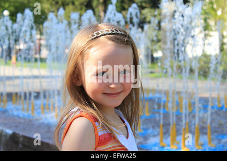 modische Mädchen auf dem Hintergrund der Brunnen Stockfoto