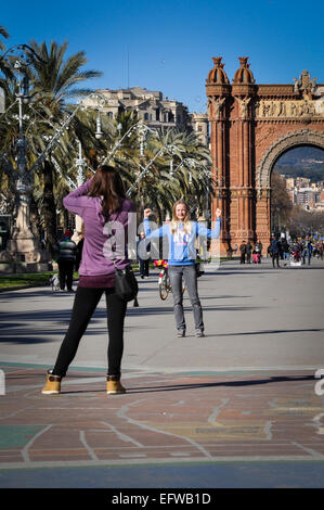 Barcelona Spanien Zitadellenpark triumphal Bogen Touristen fotografieren Stockfoto
