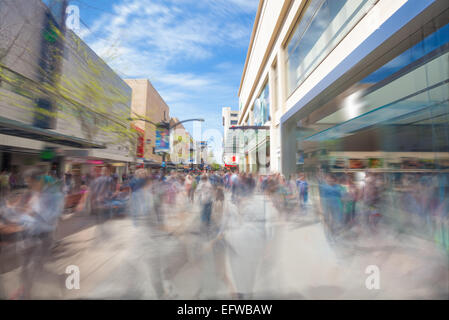 Menschen zu Fuß entlang einer Einkaufsstraße in Adelaide, South Australia Stockfoto