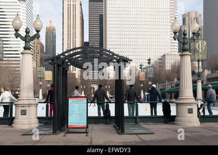 McCormoc Tribune Eislaufbahn im Millennium Park, Chicago, Illinois, USA Stockfoto