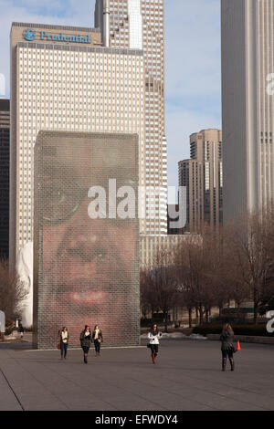 ein interaktives Werk von Kunst im öffentlichen Raum und Videoskulptur genannt Crown Fountain vorgestellten im Millennium Park, Chicago Stockfoto