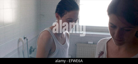 Eine undatiertes Handout Bild zeigt Schauspieler Alba Rohrwacher und Flonja Kodheli in ein Standbild aus dem Film "Geschworen Jungfrau (Vergine Giurata)" von Regisseur Laura Bispuri. Der Film werden im offiziellen Wettbewerb der 65. jährlichen Berliner Filmfestspiele "Berlinale", das von 05 bis 15. Februar 2015 läuft präsentiert. Foto: BERLINALE/Dpa - obligatorische CREDIT/NO Vertrieb/Nutzung nur bis 15 März 2015 HANDOUT nur zur redaktionellen Nutzung - keine Nutzung ON soziale Netzwerke wie TWITTER, FACEBOOK, GOOGLE - Stockfoto