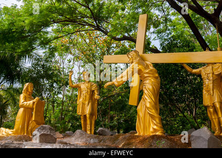 Lebensgroße Skulpturenszene des Kreuzes für die römisch-katholische spirituelle Prozession in der Puh Sarang Kirche in Kediri, Ostjava, Indonesien. Stockfoto
