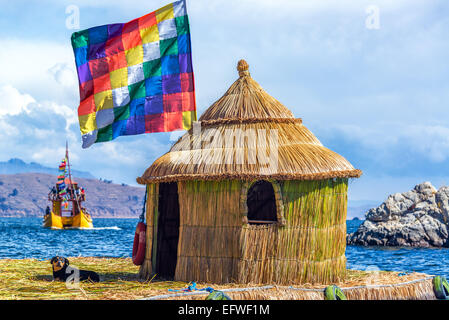 Whiphala Flagge auf einer Hütte auf einer schwimmenden Insel am Titicaca-See in der Nähe von Copacabana, Bolivien Stockfoto