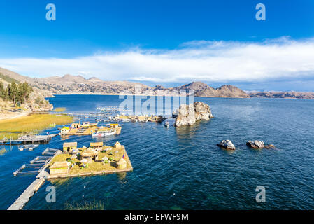 Drei schwimmenden Inseln auf dem Titicacasee in der Nähe von Copacabana, Bolivien Stockfoto