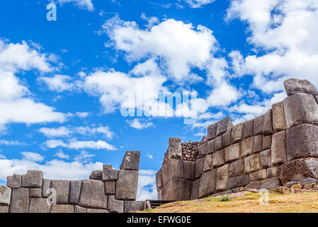 Inka-Ruinen einer Festung, bekannt als Sacsayhuaman am Stadtrand von Cusco, Peru Stockfoto