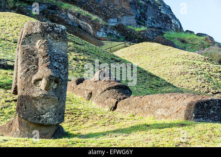 Ein stehender Moai-Statue neben eine, die am Rano Raraku auf der Osterinsel liegend Stockfoto