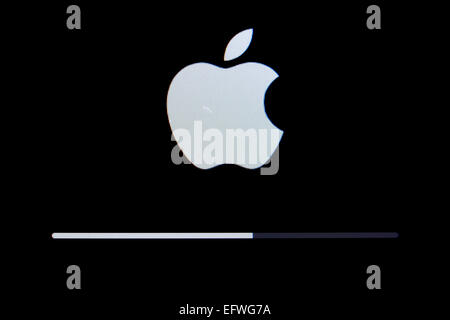 Apple-Logo auf iPhone Bildschirm closeup Stockfoto