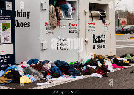 Überquellenden verwendet Kleidung Spende Lagerplätze - Virginia USA Stockfoto