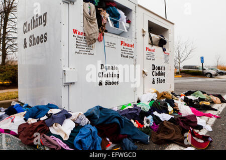 Überquellenden verwendet Kleidung Spende Lagerplätze - Virginia USA Stockfoto