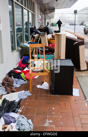 Möbel von Vertriebenen Mieter auf Bürgersteig Mehrfamilienhauses - USA Stockfoto