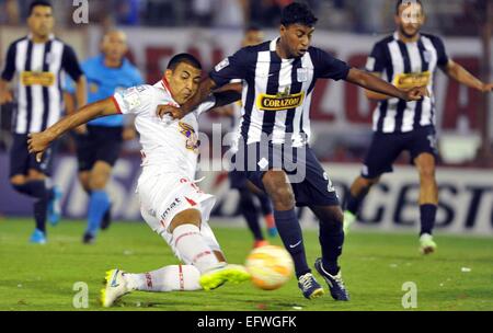 Buenos Aires, Argentinien. 10. Februar 2015. Huracan Ramon Abila (L) von Argentinien wetteifert mit Alianza Limas Miguel Araujo (R) von Peru während des Spiels der Copa Libertadores in Buenos Aires, Argentinien am 10. Februar 2015. Bildnachweis: Juan Roleri/TELAM/Xinhua/Alamy Live-Nachrichten Stockfoto