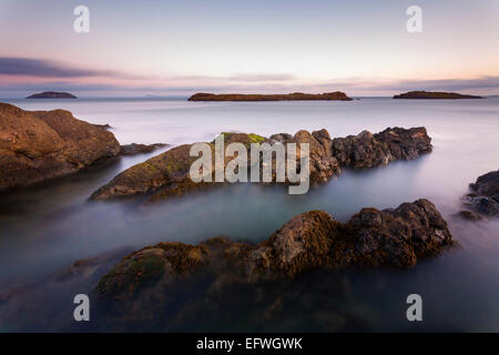 Die Leithies (eine Gruppe von kleinen Gezeiten-Inseln) gesehen bei Sonnenaufgang von der Küste von North Berwick. Craigleith Insel kann gesehen werden Stockfoto