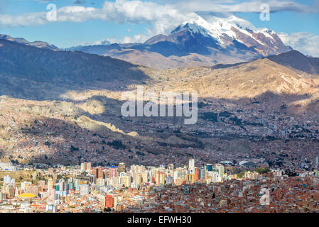 Stadtbild von La Paz, Bolivien mit Illimani Berg im Hintergrund Stockfoto