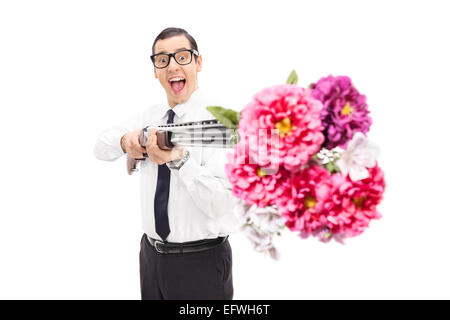 Fröhliche Menschen, die Dreharbeiten Blumen aus einer Schrotflinte isoliert auf weißem Hintergrund Stockfoto