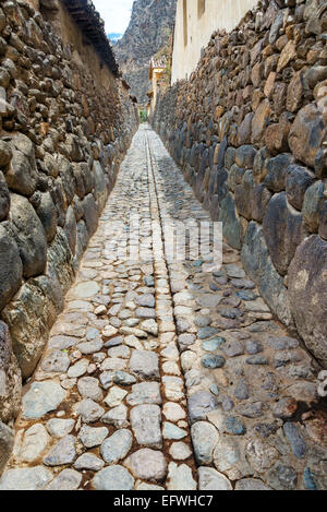 Enge Gasse in den kleinen historischen Ollantaytambo im Heiligen Tal in der Nähe von Cusco, Peru Stockfoto