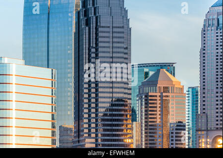 Sonnenuntergang leuchtet der Glas-Monolithen, die Skyline von Midtown Atlanta. Stockfoto