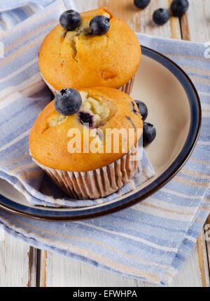 Hausgemachte Muffins mit Heidelbeeren auf Holztisch. Selektiven Fokus Stockfoto