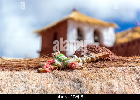 Nahaufnahme von einem kleinen Holzkreuz mit Machuca Kirche im Hintergrund in der Nähe von San Pedro de Atacama Stockfoto