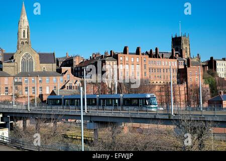 Nottingham express Transit-Straßenbahn auf der Hochstraße in Richtung der Station Straße stoppen Punkt England UK Stockfoto