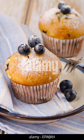 Hausgemachte Muffins mit frischen Heidelbeeren auf Holztisch. Selektiven Fokus Stockfoto