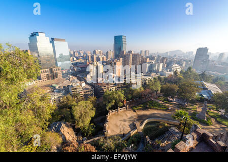 Blick auf die Skyline von Santiago de Chile mit einem Park sichtbar geschossen von Cerro Santa Lucia. Stockfoto