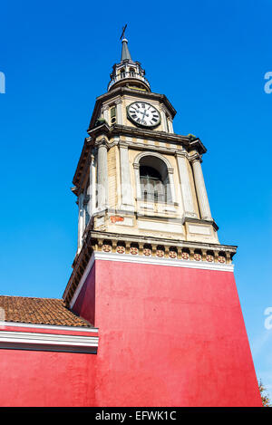 Die rote koloniale San Francisco-Kirche in Santiago, Chile Stockfoto