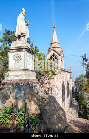 Kirche und Papst-Statue am Cerro Santa Lucia in Santiago, Chile Stockfoto