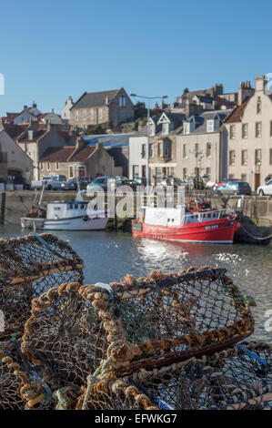 Traditionelle Hummer Töpfe/Krabbe Töpfe und kleine Fischerboote in der East Neuk of FIfe Fischen Dorf von Pittenweem, Schottland Stockfoto