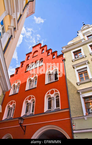 Typische Häuser in Landshut im Stil der Renaissance-Architektur und kräftige Farben Stockfoto