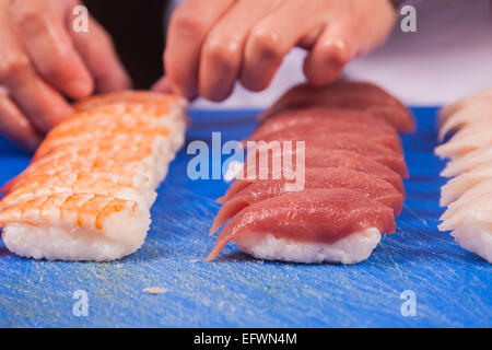 Koch, die Vorbereitung der japanischen Sushi-Rollen Stockfoto