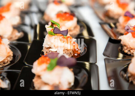 Vorspeise Lachs Eier, Fisch und grünen Kräutern canapés Stockfoto