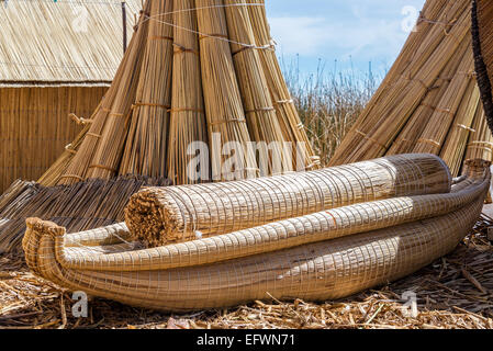 Reed-Boot auf den künstlichen Uros schwimmende Inseln am Titicaca-See in der Nähe von Puno, Peru Stockfoto