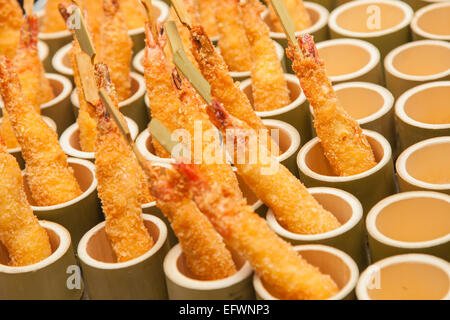 Garnelen-Tempura mit Stäbchen in Bambus Topf Stockfoto