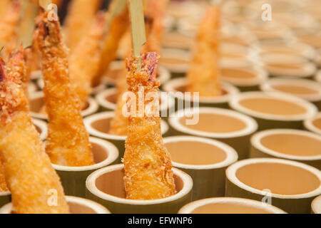 Garnelen-Tempura mit Stäbchen in Bambus Topf Stockfoto