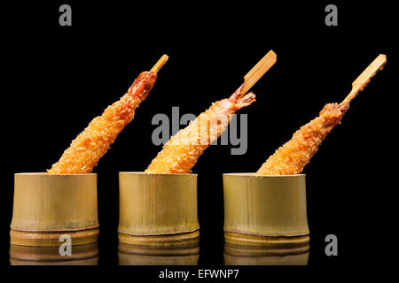 Garnelen-Tempura mit Stäbchen in Bambus Topf Stockfoto