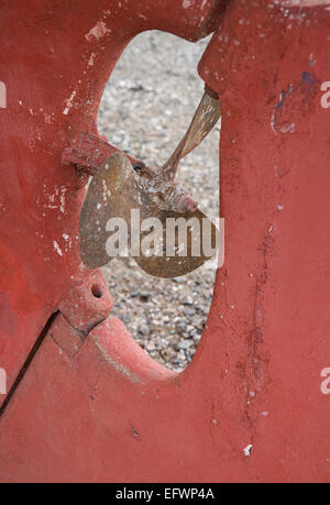 Propeller auf ein kleines rotes Boot aufgelegt Stockfoto