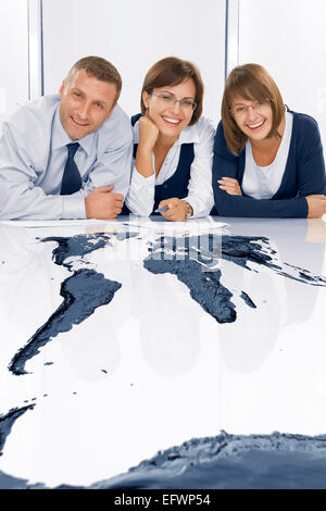 Porträt des jungen Geschäftsleute in Büroumgebung Stockfoto