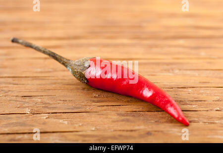 Ein Pod bitter Paprika auf einem hölzernen Hintergrund Stockfoto