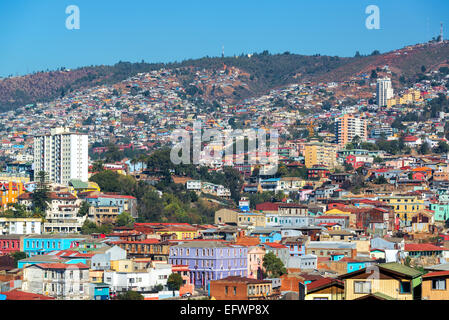 Bunte Gebäude auf den Hügeln der UNESCO-Welterbe Stadt Valparaiso, Chile Stockfoto