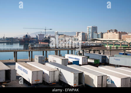 Fahrzeug-Container am Kai im Hafen von Malaga, Spanien Stockfoto