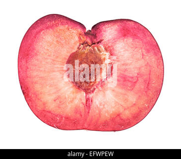 eine halbe reife Pflaumen blau Nahaufnahme isoliert auf weißem Hintergrund Stockfoto