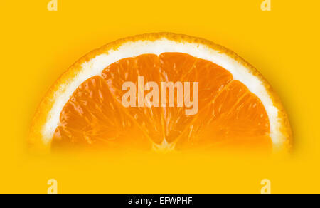 Scheibe orange Nahaufnahme liegen in den gelben Saft Stockfoto