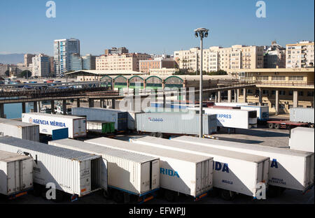 Fahrzeug-Container am Kai im Hafen von Malaga, Spanien Stockfoto